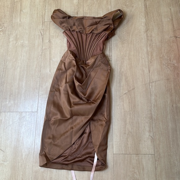 HOUSE OF CB Loretta Off the Shoulder Satin Corset Dress, COLOR TOFFEE SMALL - Picture 4 of 7